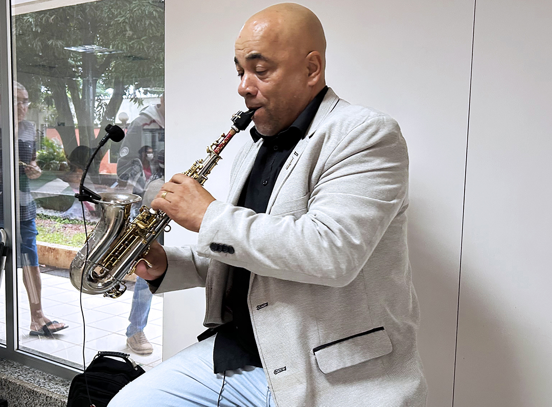 Musicoterapia leva leveza e conforto a pacientes do ICTDF