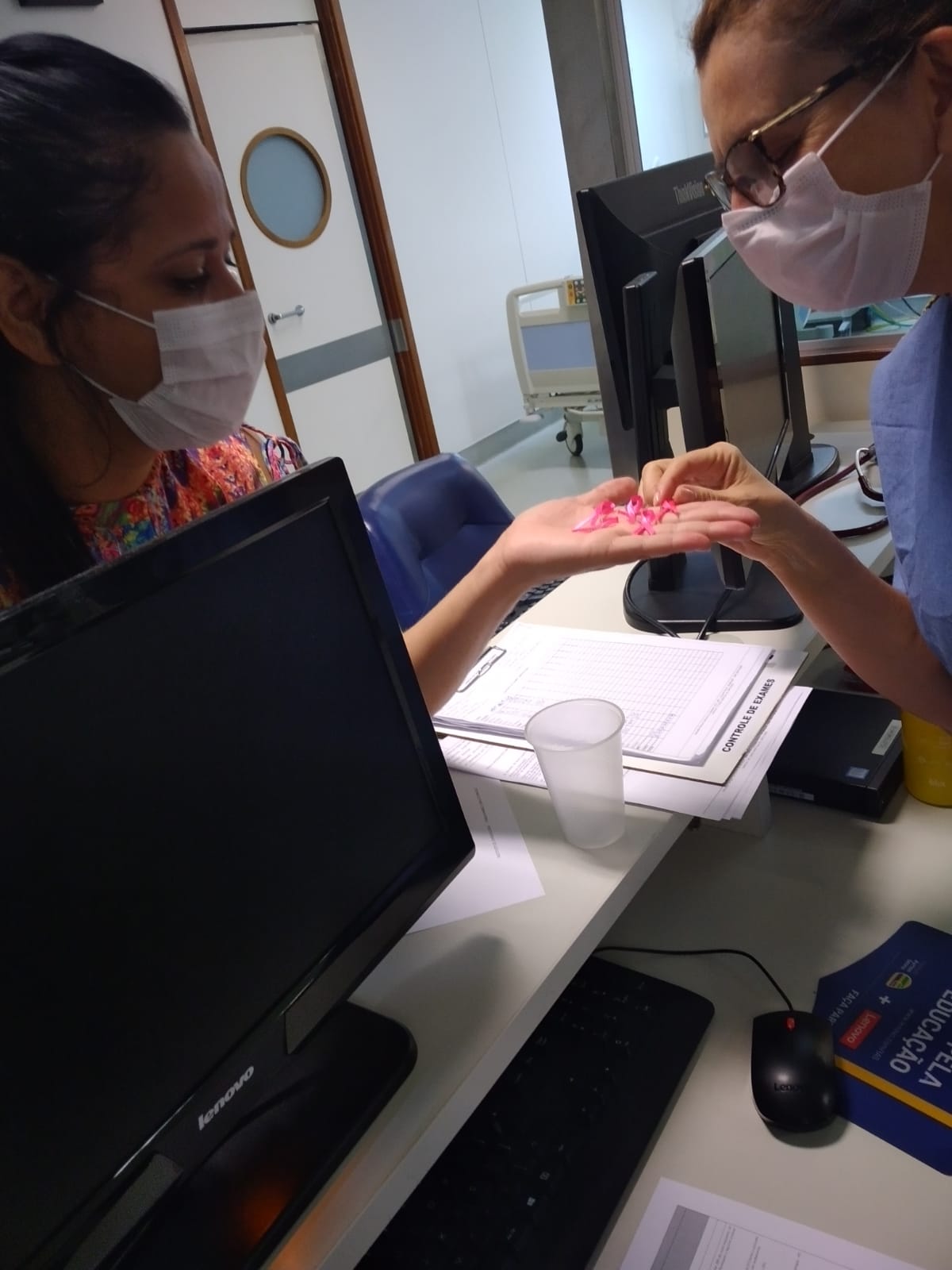 Colaboradores do ICDF recebem laços cor-de-rosa para lembrar mês de prevenção